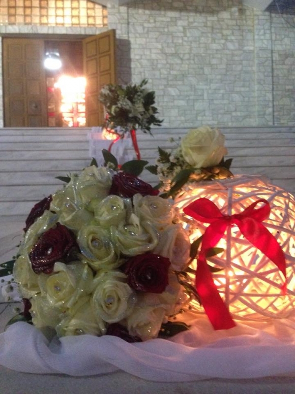 Στολισμός γάμου με λευκά και κόκκινα τριαντάφυλλα